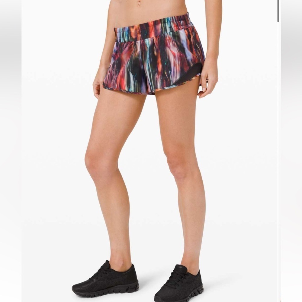 Lululemon Hotty Hot Short II 2.5 Inch Chroma Fusion Multi / Black Size 2